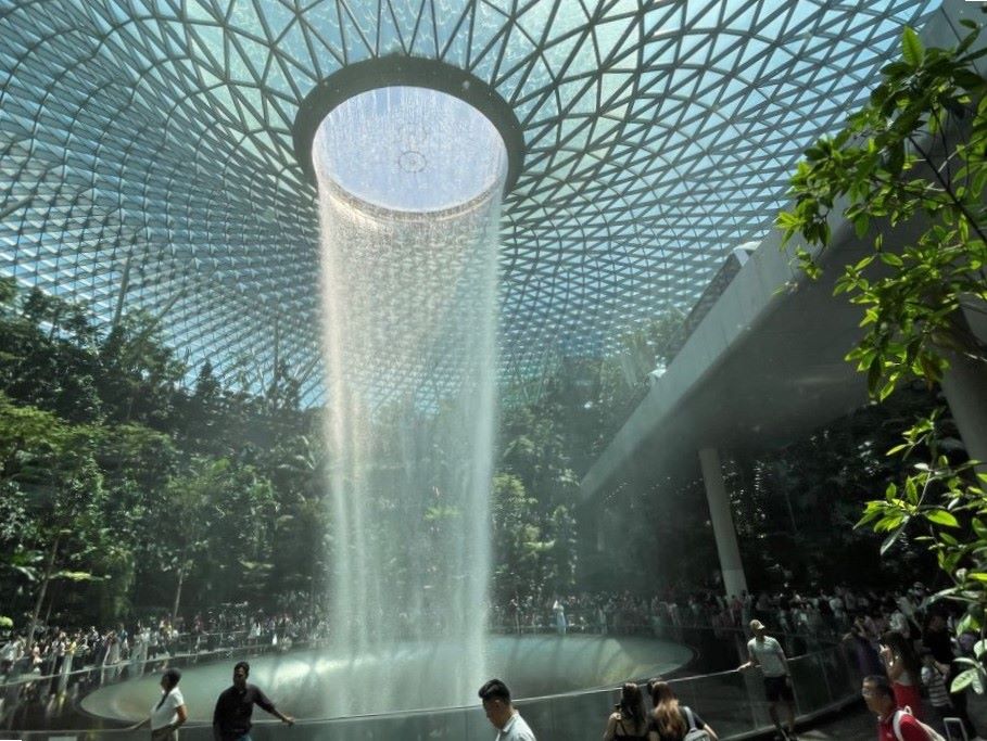 樟宜机场室内瀑布